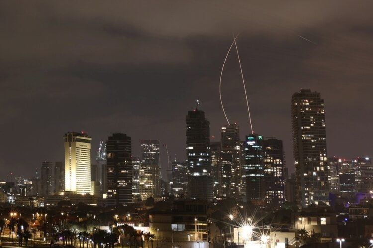 Το ισραηλινό σύστημα άμυνας «Iron Dome» δεν επέτρεψε σε πολλούς από τους ιρανικούς πυραύλους να πλήξουν την ισραηλινή επικράτεια. Παρόλα αυτά κάποιοι πύραυλοι βρήκαν τους στόχους τους (φωτ.:  EPA/ Atef Safadi)