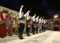 Μέλη του χορευτικού τμήματος του Ποντιακού Πολιτιστικού Συλλόγου Μαυροβάτου «Το Καρς» σε παλαιότερη εμφάνισή του ( φωτ. αρχείου: facebook.com/Maurovatos.To.Kars)