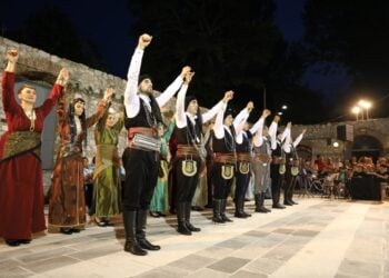 Μέλη του χορευτικού τμήματος του Ποντιακού Πολιτιστικού Συλλόγου Μαυροβάτου «Το Καρς» σε παλαιότερη εμφάνισή του ( φωτ. αρχείου: facebook.com/Maurovatos.To.Kars)