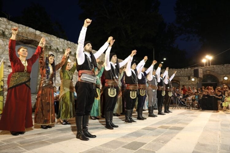 Μέλη του χορευτικού τμήματος του Ποντιακού Πολιτιστικού Συλλόγου Μαυροβάτου «Το Καρς» σε παλαιότερη εμφάνισή του ( φωτ. αρχείου: facebook.com/Maurovatos.To.Kars)