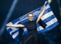 Η Κλαυδία Παπαδοπούλου με την ελληνική σημαία στη σκηνή της 69ης Eurovision (φωτ.: EPA / Georgios Kefalas)