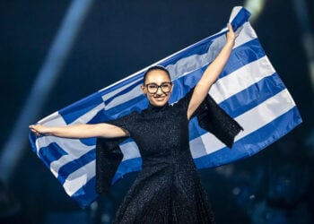Η Κλαυδία Παπαδοπούλου με την ελληνική σημαία στη σκηνή της 69ης Eurovision (φωτ.: EPA / Georgios Kefalas)