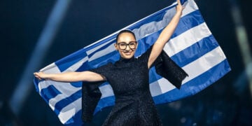 Η Κλαυδία Παπαδοπούλου με την ελληνική σημαία στη σκηνή της 69ης Eurovision (φωτ.: EPA / Georgios Kefalas)