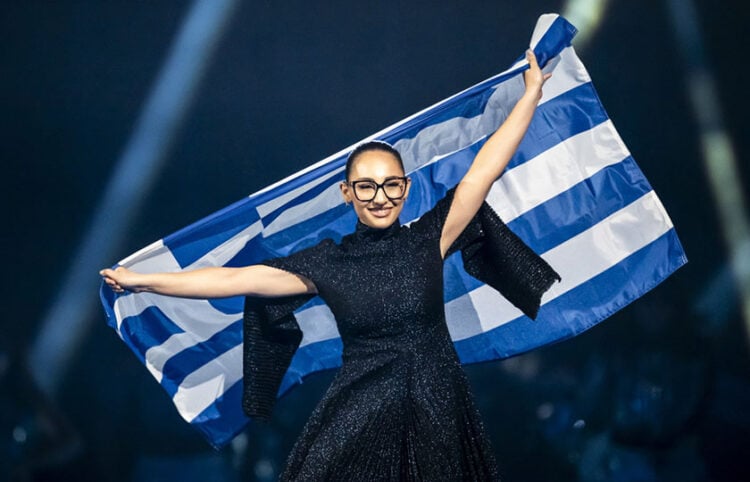 Η Κλαυδία Παπαδοπούλου με την ελληνική σημαία στη σκηνή της 69ης Eurovision (φωτ.: EPA / Georgios Kefalas)