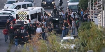 Τούρκοι αστυνομικοί συλλαμβάνουν στρατιώτες στην πλατεία Ταξίμ σε παλιότερη επιχείρηση (φωτ.: . EPA/Tolga Bozoglu)