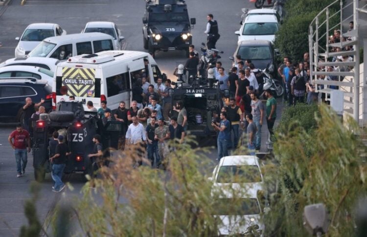 Τούρκοι αστυνομικοί συλλαμβάνουν στρατιώτες στην πλατεία Ταξίμ σε παλιότερη επιχείρηση (φωτ.: . EPA/Tolga Bozoglu)