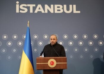 Ο Ουκρανός υπουργός Άμυνας Ρουστέμ Ουμέροφ κάνει δηλώσεις στους δημοσιογράφους αμέσως μετά τη συνάντηση των δύο πλευρών (φωτ.: EPA/Erdem Sahin)