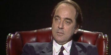 Ο Κωστής Μοσκώφ το 1992, στην εκπομπή της Λιάνας Κανέλλη «Λόγω Τιμής» (φωτ.: Αρχείο ΕΡΤ)