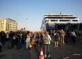 Έλληνες και ξένοι ταξιδιώτες, σήμερα Σάββατο 7 Ιουνίου, επιβιβάζονται σε πλοία που αναχωρούν για τα νησιά των Κυκλάδων ενόψει του τριημέρου του Αγίου Πνεύματος, στο λιμάνι του Πειραιά (φωτ.: ΑΠΕ-ΜΠΕ/ Αλέξανδρος Βλάχος)
