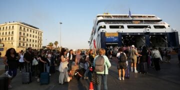 Έλληνες και ξένοι ταξιδιώτες, σήμερα Σάββατο 7 Ιουνίου, επιβιβάζονται σε πλοία που αναχωρούν για τα νησιά των Κυκλάδων ενόψει του τριημέρου του Αγίου Πνεύματος, στο λιμάνι του Πειραιά (φωτ.: ΑΠΕ-ΜΠΕ/ Αλέξανδρος Βλάχος)