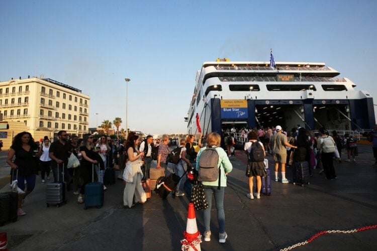 Έλληνες και ξένοι ταξιδιώτες, σήμερα Σάββατο 7 Ιουνίου, επιβιβάζονται σε πλοία που αναχωρούν για τα νησιά των Κυκλάδων ενόψει του τριημέρου του Αγίου Πνεύματος, στο λιμάνι του Πειραιά (φωτ.: ΑΠΕ-ΜΠΕ/ Αλέξανδρος Βλάχος)