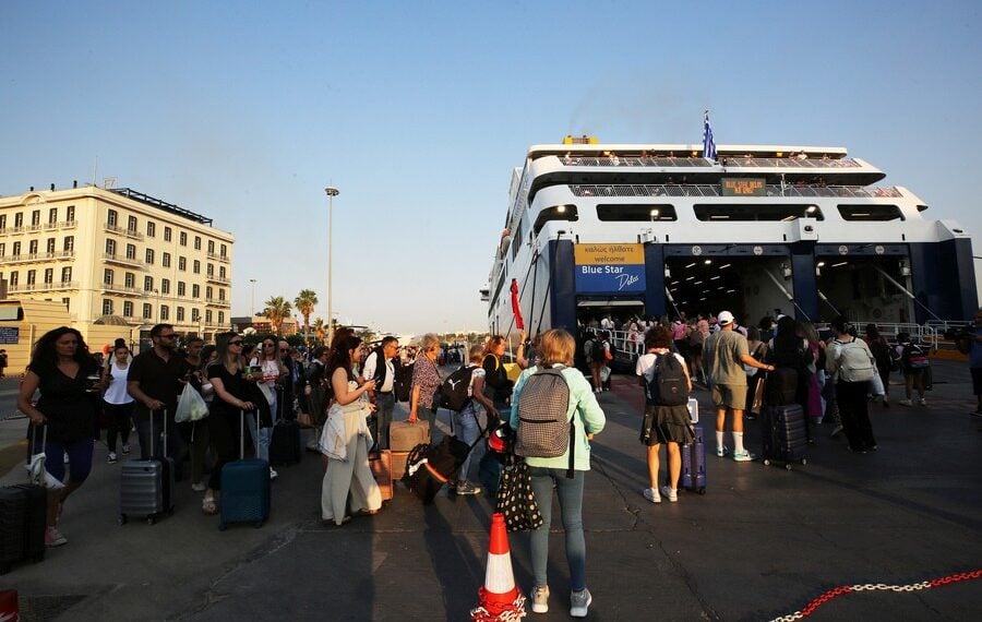 Έλληνες και ξένοι ταξιδιώτες επιβιβάζονται σε πλοία που αναχωρούν για τα νησιά των Κυκλάδων (φωτ.: ΑΠΕ-ΜΠΕ/ Αλέξανδρος Βλάχος)