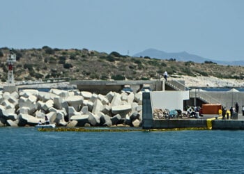 Πτώση ελικοπτέρου στη Μαρίνα Βουλιαγμένης (φωτ.: EUROKINISSI / Κώστας Τζούμας)