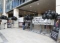 Πανό συγγενών έξω από το δικαστήριο σε αναμονή της ανακοίνωσης της απόφασης για το Μάτι , Τρίτη 3 Ιουνίου 2025 (φωτ.: Eurokinissi/Σωτήρης Δημητρόπουλος)