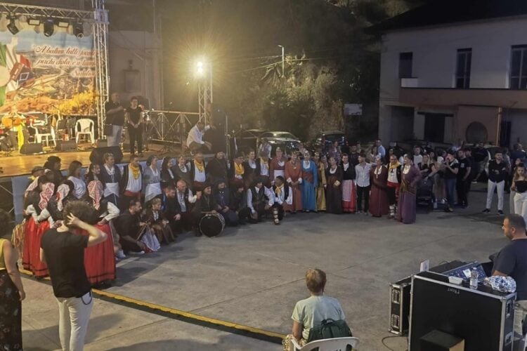Φωτ. από τις εμφανίσεις του Ομίλου Ποντίων Χορευτών Καβάλας στη «Μεγάλη Ελλάδα» στην Ιταλία (πηγή: facebook.com/omilos.pontion.xorefton.kavalas)
