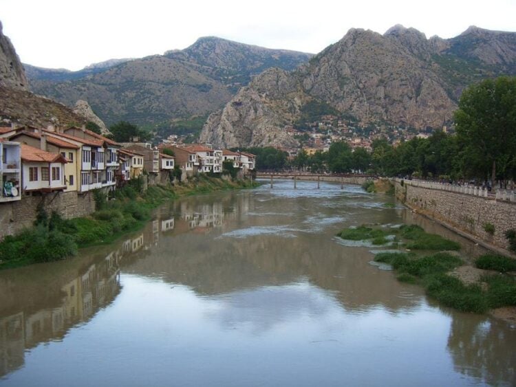 Ο ποταμός Ίρις (Yeşilırmak) στην Αμάσεια (φωτ: Ahmet Keles /commons. wikimedia.org)