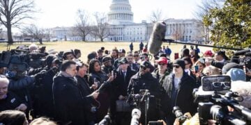 Ο πρώην πρόεδρος των Proud Boys Enrique Tarrio (κέντρο) μιλάει έξω από το Καπιτώλιο στην Ουάσινγκτον των ΗΠΑ (φωτ.: EPA/ JIM LO SCALZO)