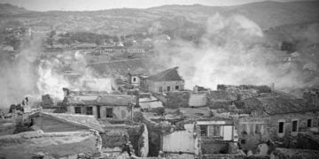 «Λεηλατούν, πυρπολούν, σκοτώνουν ψυχρά, χωρίς μίσος, κατά μια έννοια μεθοδικά». Φελίξ Σαρτιό, Φώκαια, Ιούνιος 1914 (πηγή: Wikipedia)