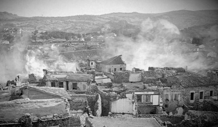 «Λεηλατούν, πυρπολούν, σκοτώνουν ψυχρά, χωρίς μίσος, κατά μια έννοια μεθοδικά». Φελίξ Σαρτιό, Φώκαια, Ιούνιος 1914 (πηγή: Wikipedia)