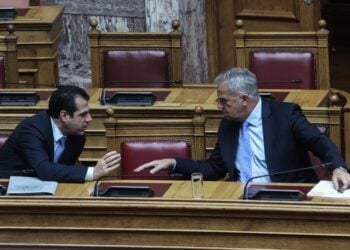 Από αριστερά, ο Θάνος Πλεύρης με τον Μάκη Βορίδη σε παλιότερο στιγμιότυπο στη Βουλή (φωτ.: EUROKINISSI/Παναγιώτης Στόλης)