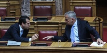 Από αριστερά, ο Θάνος Πλεύρης με τον Μάκη Βορίδη σε παλιότερο στιγμιότυπο στη Βουλή (φωτ.: EUROKINISSI/Παναγιώτης Στόλης)