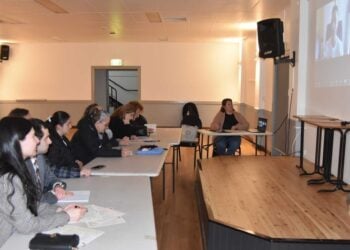 Χαρακτηριστικό στιγμιότυπο από τα μαθήματα (φωτ.: facebook/Syndesmos Connecting People and Their Stories)