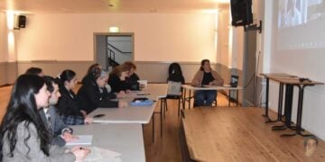 Χαρακτηριστικό στιγμιότυπο από τα μαθήματα (φωτ.: facebook/Syndesmos Connecting People and Their Stories)