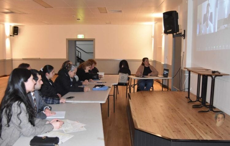 Χαρακτηριστικό στιγμιότυπο από τα μαθήματα (φωτ.: facebook/Syndesmos Connecting People and Their Stories)