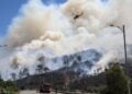 Όχημα της Πυροσβεστικής και ελικόπτερο επιχειρούν μαζί για την κατάσβεση της πυρκαγιά στη Χίο (φωτ.: Eurokinissi/Κώστας Αναγνώστου)