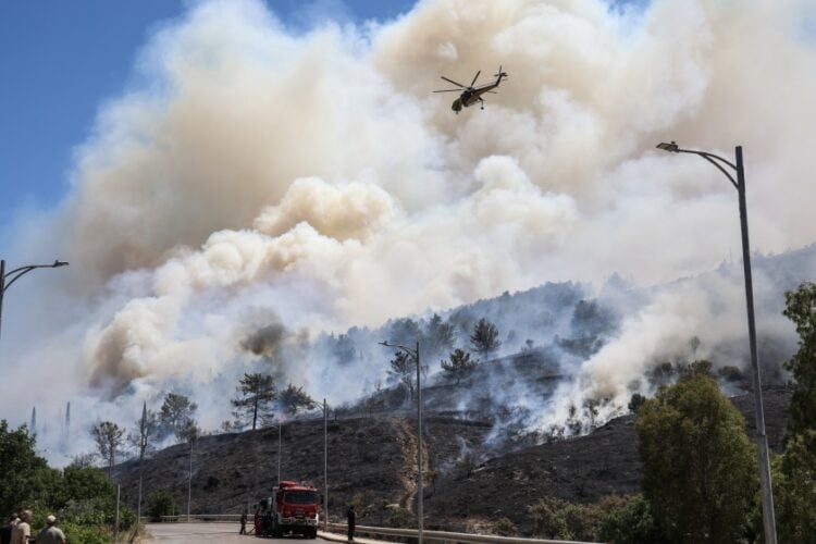 Όχημα της Πυροσβεστικής και ελικόπτερο επιχειρούν μαζί για την κατάσβεση της πυρκαγιά στη Χίο (φωτ.: Eurokinissi/Κώστας Αναγνώστου)