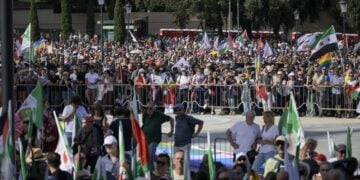 Διαδήλωση της ιταλικής αντιπολίτευσης στη Ρώμη υπέρ των Παλαιστινίων (φωτ.: EPA/Riccardo Antimiani)