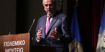 Ο πρώην πρωθυπουργός Αντώνης Σαμαράς, μιλάει στην παρουσίαση βιβλίου του δημοσιογράφου Σταύρου Λυγερού, «Οι αθέατες όψεις του πολέμου στην Ουκρανία», στο Πολεμικό Μουσείο, Αθήνα, Τρίτη 17 Ιουνίου 2025. ΑΠΕ-ΜΠΕ/ΓΙΩΡΓΟΣ ΒΙΤΣΑΡΑΣ