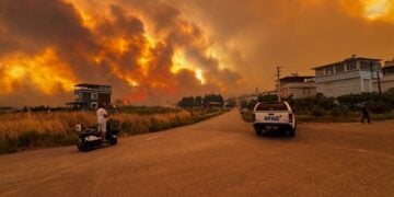 Οι φλόγες στη Σμύρνη έφτασαν μέχρι τον ουρανό ενώ στάχτες έπεσαν στα ελληνικά νησιά που βρίσκονται κοντά στα μικρασιατικά παράλια (πηγή: x.com/OpenNewNews)