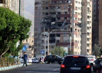 Κτήριο στα βόρεια της Τεχεράνης που χτυπήθηκε από τους ισραηλινούς βομβαρδισμούς, Τρίτη 13 Ιουνίου (φωτ.: EPA / Abedin Taherkenareh)