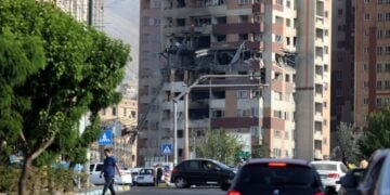 Κτήριο στα βόρεια της Τεχεράνης που χτυπήθηκε από τους ισραηλινούς βομβαρδισμούς, Τρίτη 13 Ιουνίου (φωτ.: EPA / Abedin Taherkenareh)