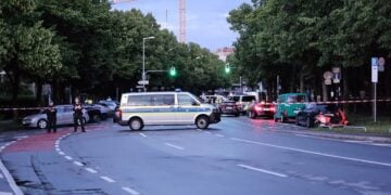 Αστυνομικοί στο σημείο όπου γυναίκα επιτέθηκε με μαχαίρι σε περαστικούς στο Theresienwiese (φωτ.: x.com/EcoNews2025)