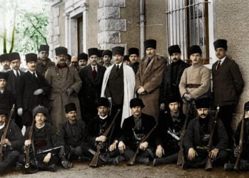 Μέλη των μονάδων Kuva-yı Milliye στο Αϊδίνι, περίπου το 1919. Ήταν παραστρατιωτικές ομάδες εθελοντών που οργανώθηκαν για να αντισταθούν, μεταξύ άλλων, στον Ελληνικό Στρατό που αποβιβάστηκε στη Σμύρνη (πηγή: gurkantuna.com)