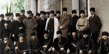 Μέλη των μονάδων Kuva-yı Milliye στο Αϊδίνι, περίπου το 1919. Ήταν παραστρατιωτικές ομάδες εθελοντών που οργανώθηκαν για να αντισταθούν, μεταξύ άλλων, στον Ελληνικό Στρατό που αποβιβάστηκε στη Σμύρνη (πηγή: gurkantuna.com)