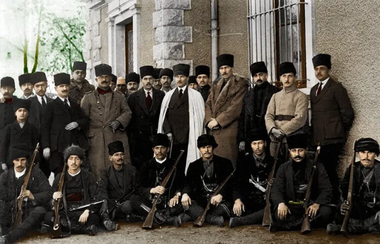 Μέλη των μονάδων Kuva-yı Milliye στο Αϊδίνι, περίπου το 1919. Ήταν παραστρατιωτικές ομάδες εθελοντών που οργανώθηκαν για να αντισταθούν, μεταξύ άλλων, στον Ελληνικό Στρατό που αποβιβάστηκε στη Σμύρνη (πηγή: gurkantuna.com)