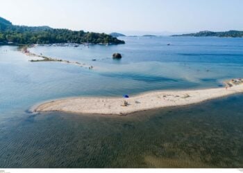 Στην περιοχή της Βουρβουρούς στη Χαλκιδική ερευνά το Λιμενικό Σώμα για τις δύο αγνοούμενες (φωτ. αρχείου: MotionTeam/Βασίλης Βερβερίδης)