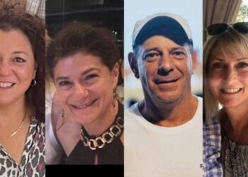 Από αριστερά, οι ομογενείς Maria Pittas, Cathie Grissell, James Pappas και Debbie Balsom, που μεγάλωσαν σε ανάδοχες οικογένειες στην Αυστραλία, ανακάλυψαν ότι είναι αδερφιά μετά από μισό αιώνα (φωτ.: neoskosmos.com)