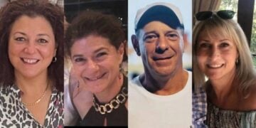 Από αριστερά, οι ομογενείς Maria Pittas, Cathie Grissell, James Pappas και Debbie Balsom, που μεγάλωσαν σε ανάδοχες οικογένειες στην Αυστραλία, ανακάλυψαν ότι είναι αδερφιά μετά από μισό αιώνα (φωτ.: neoskosmos.com)