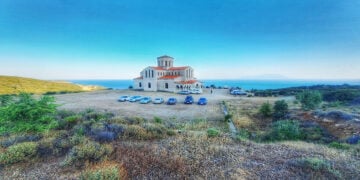 Ο ημιτελής ναός του Αγίου Ευγενίου του Τραπεζούντιου βρίσκεται σε μια ειδυλλιακή τοποθεσία στα Πετρωτά Ροδόπης (φωτ.: Flickr / ΙΜ Μαρωνείας)