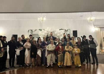 Μέλη των «Ακριτών» μαζί με τον Διογένη Αΐνατζή (φωτ.: facebook/Akrites Australia Ακρίτες Του Πόντου)