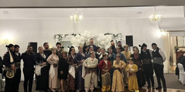 Μέλη των «Ακριτών» μαζί με τον Διογένη Αΐνατζή (φωτ.: facebook/Akrites Australia Ακρίτες Του Πόντου)