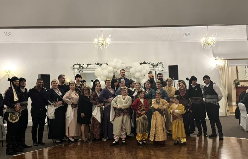Μέλη των «Ακριτών» μαζί με τον Διογένη Αΐνατζή (φωτ.: facebook/Akrites Australia Ακρίτες Του Πόντου)