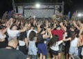 Στιγμιότυπο από την πρώτη μέρα του 28ου Ακριτικού Κύκλου. Στη σκηνή ο Γαβρίλος Σιδηρόπουλος (φωτ.: Facebook / Nikos Alvanoudis)