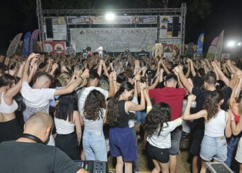 Στιγμιότυπο από την πρώτη μέρα του 28ου Ακριτικού Κύκλου. Στη σκηνή ο Γαβρίλος Σιδηρόπουλος (φωτ.: Facebook / Nikos Alvanoudis)