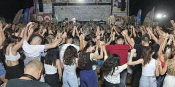 Στιγμιότυπο από την πρώτη μέρα του 28ου Ακριτικού Κύκλου. Στη σκηνή ο Γαβρίλος Σιδηρόπουλος (φωτ.: Facebook / Nikos Alvanoudis)