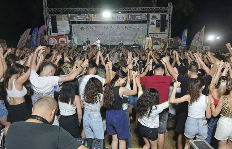 Στιγμιότυπο από την πρώτη μέρα του 28ου Ακριτικού Κύκλου. Στη σκηνή ο Γαβρίλος Σιδηρόπουλος (φωτ.: Facebook / Nikos Alvanoudis)